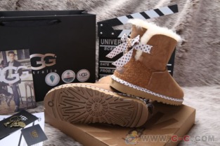 女款皮毛一体真皮保暖雪地靴 冬季温暖与时尚的完美选择